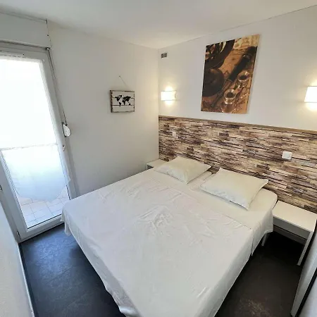 4 Pieces Avec Parking, Piscine Et Proche Au Cap D'agde - Fr-1-702-19 * Agde