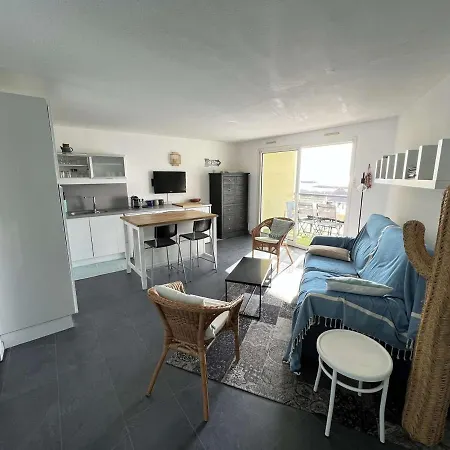 4 Pieces Avec Parking, Piscine Et Proche Au Cap D'agde - Fr-1-702-19 * Agde