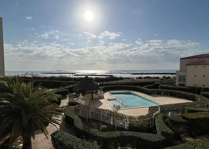 4 Pieces Avec Parking, Piscine Et Proche Au Cap D'agde - Fr-1-702-19 *